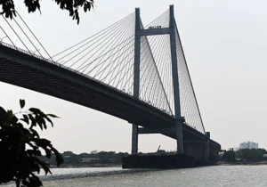 তৃণমূলের ভরাডুবির পর অন্দরে তীব্র কোন্দল, বিস্ফোরক অভিযোগে সরব পাপিয়া ঘোষশিলিগুড়ি: বিধানসভা নির্বাচনে ভরাডুবির পর তৃণমূল কংগ্রেসের অন্দরে শুরু হয়েছে দোষারোপের পালা।শিলিগুড়িতে দলের প্রাক্তন জেলা সভানেত্রী পাপিয়া ঘোষের বিস্ফোরক মন্তব্য ঘিরে ইতিমধ্যেই তীব্র রাজনৈতিক চাপানউতোর তৈরি হয়েছে।পাপিয়া ঘোষের অভিযোগ, গত পাঁচ বছরে দলের সাংগঠনিক কাঠামো সম্পূর্ণভাবে বদলে গিয়েছিল। তাঁর কথায়, “তৃণমূলে আমরা ছিলাম যেন চাকর। দল চলত মালিক আর চাকরের মতো।আমাদের কাজ ছিল শুধু নির্দেশ পালন করা, মতামত দেওয়ার কোনও জায়গা ছিল না।”তিনি আরও দাবি করেন, ২০২১ থেকে ২০২৬ এই সময়কালে দলে সিন্ডিকেট রাজ ব্যাপকভাবে বেড়ে ওঠে। সাধারণ কর্মীদের মতামত উপেক্ষা করা হয়েছে বলেও অভিযোগ তাঁর। পাপিয়া ঘোষের মতে, “বাংলার মানুষ তৃণমূলকে প্রত্যাখ্যান করেনি, বরং প্রত্যাখ্যান করেছে কিছু দাম্ভিক ও অহংকারী নেতাকে।”এদিকে, দলের ভরাডুবির পর তৃণমূলের শীর্ষ নেতৃত্বের বিরুদ্ধেও ক্ষোভ বাড়ছে।সেকেন্ড-ইন-কমান্ড অভিষেক বন্দ্যোপাধ্যায়-এর বিরুদ্ধে সরব হয়েছেন একাংশ নেতা।